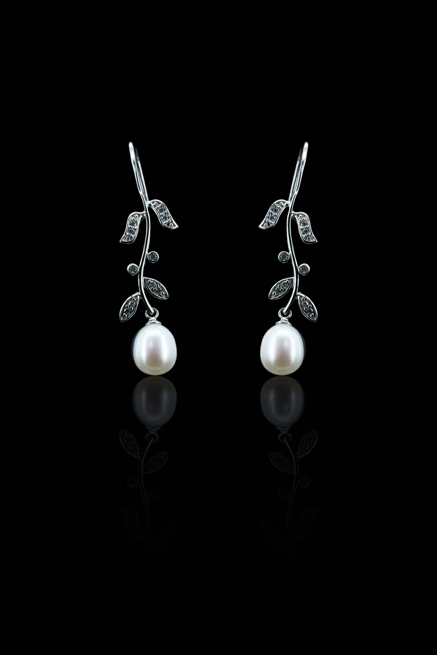 
                  
                    LVE074 PEARL LEAF DROP EARRINGS
                  
                