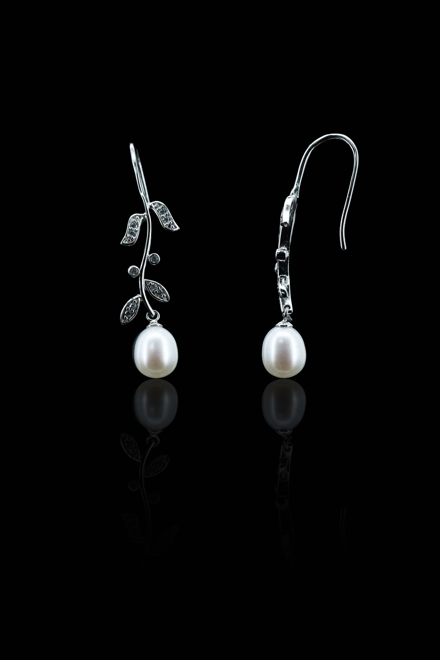 
                  
                    LVE074 PEARL LEAF DROP EARRINGS
                  
                