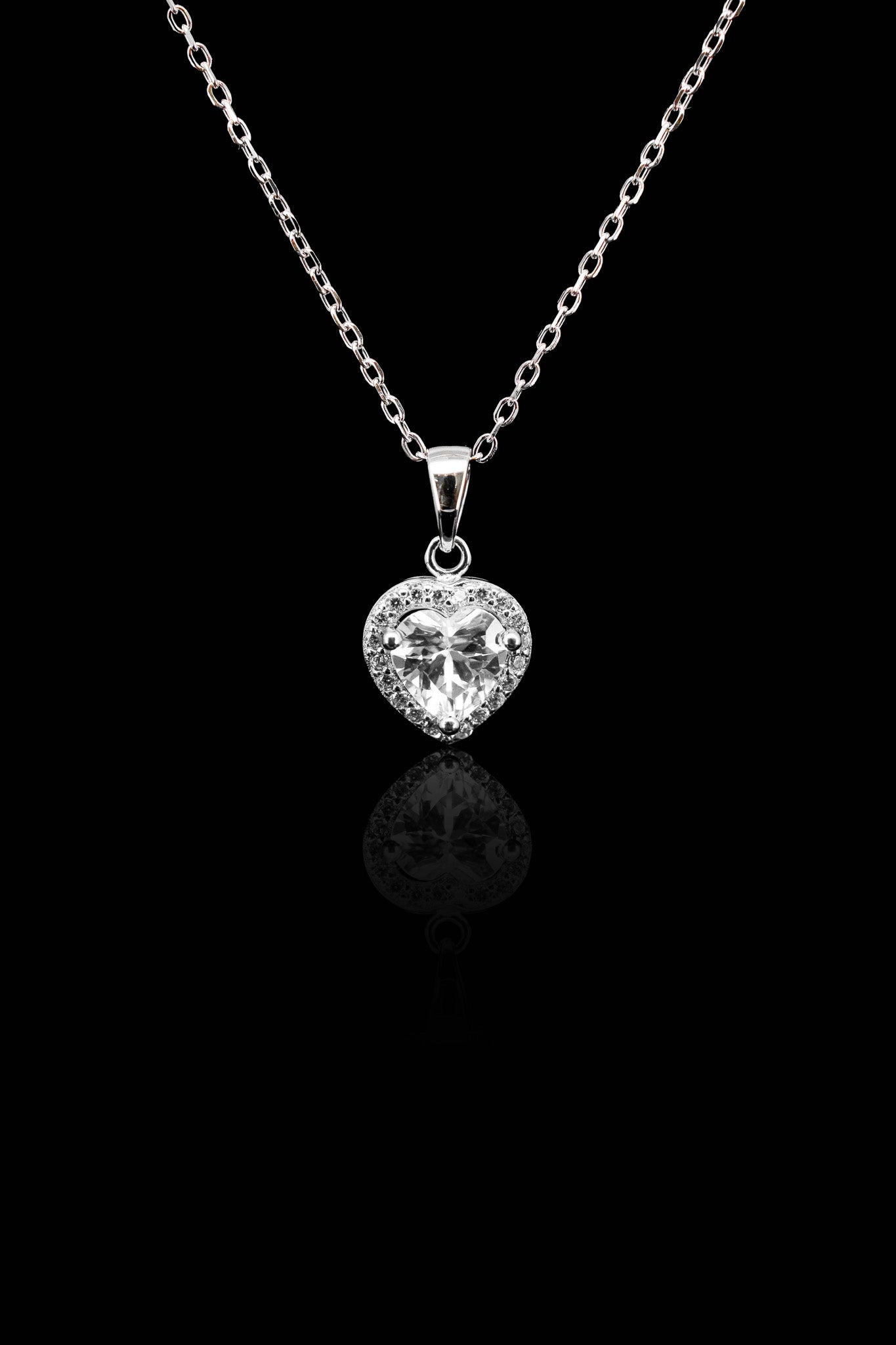 LVN061 HEART PAVÉ NECKLACE