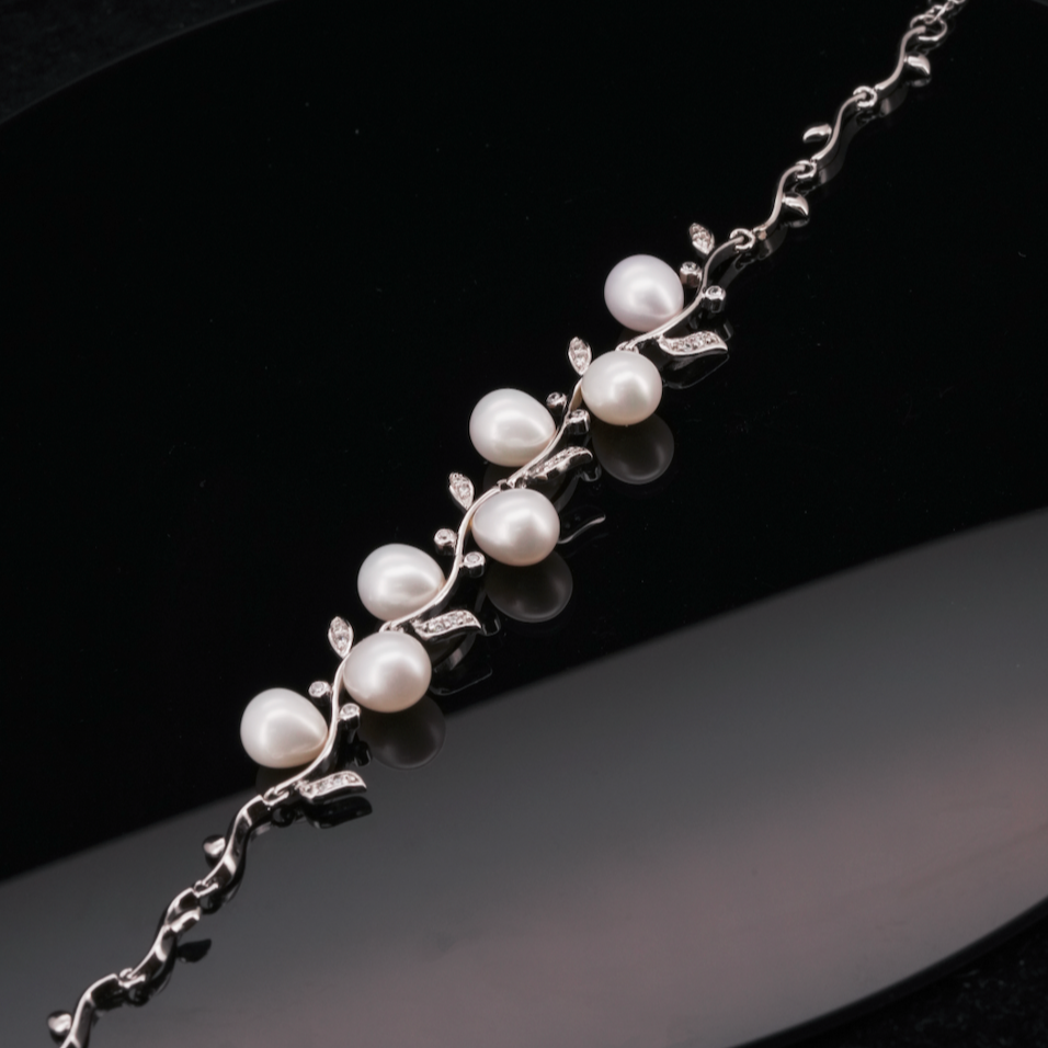 
                  
                    LVB013 FLOWER VINE PEARL BRACELET
                  
                