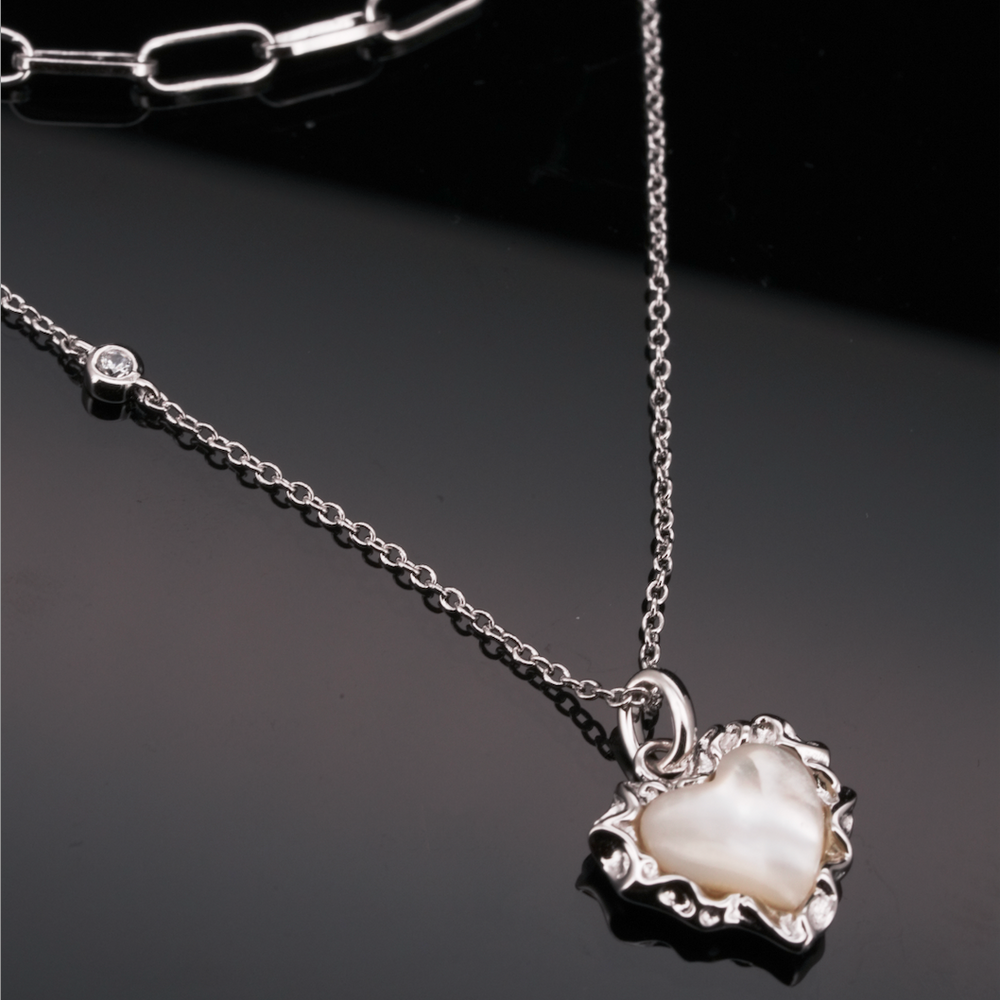 
                  
                    LVN053 WHITE NARCE HEART NECKLACE
                  
                