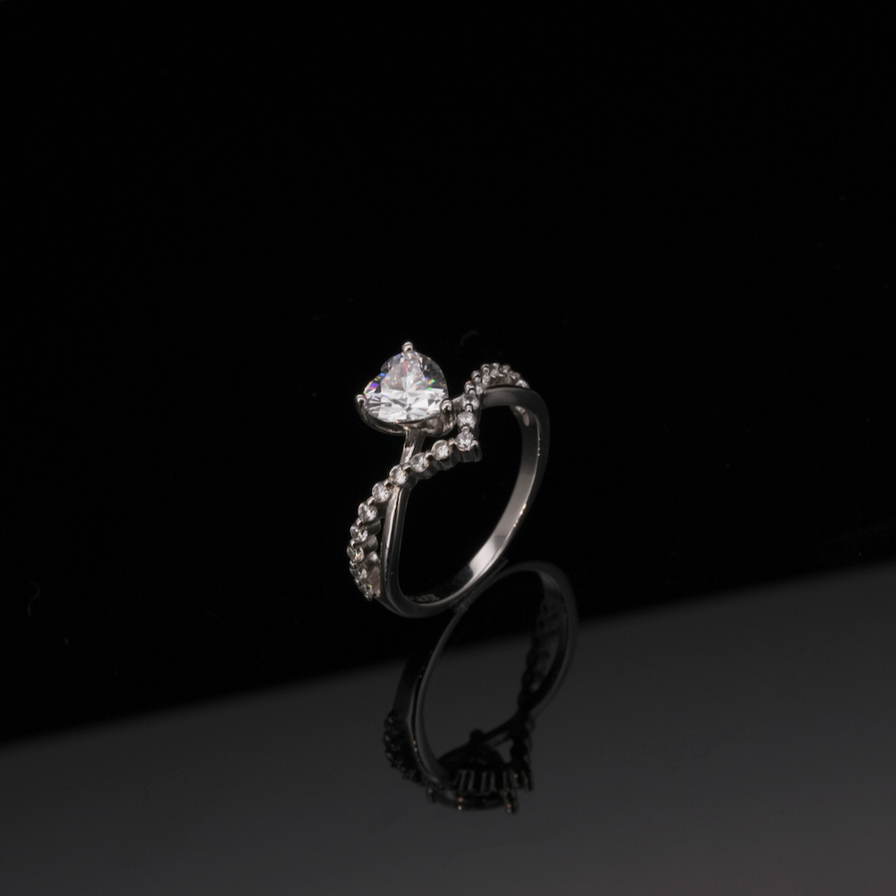 
                  
                    LVR021 THE FLOATING HEART RING
                  
                