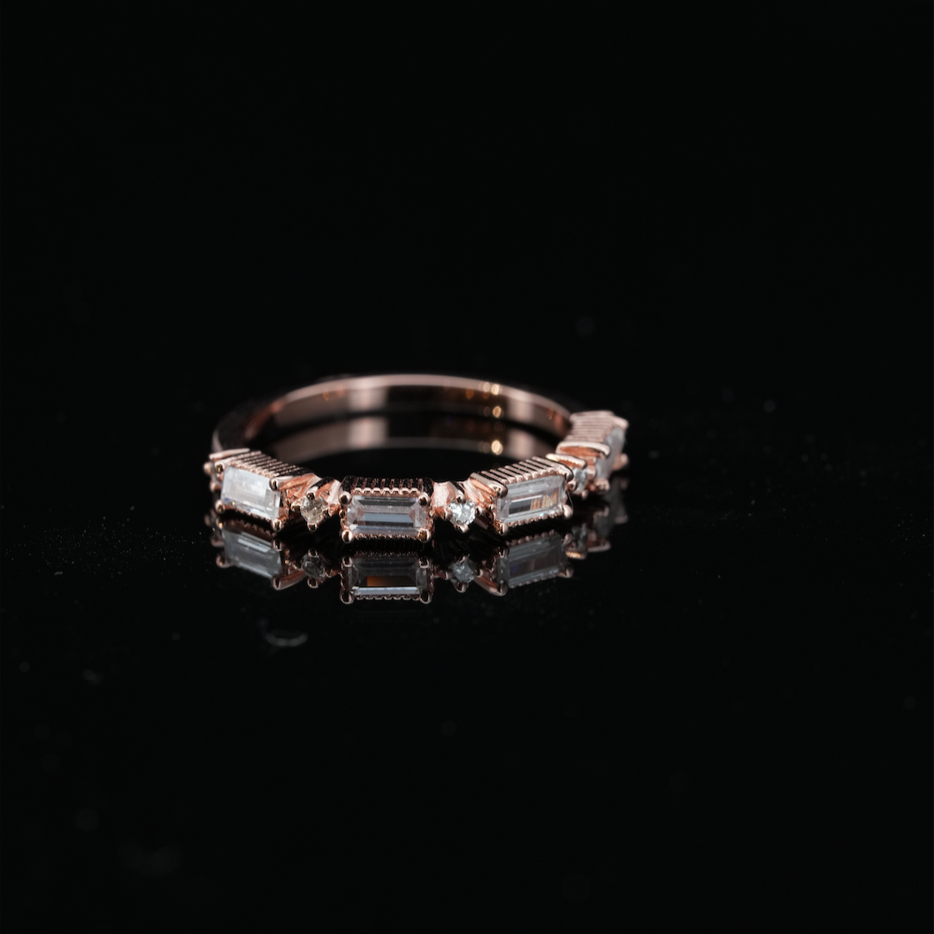 
                  
                    LVR053 BAGUE CARRÉE SCINTILLANTE
                  
                