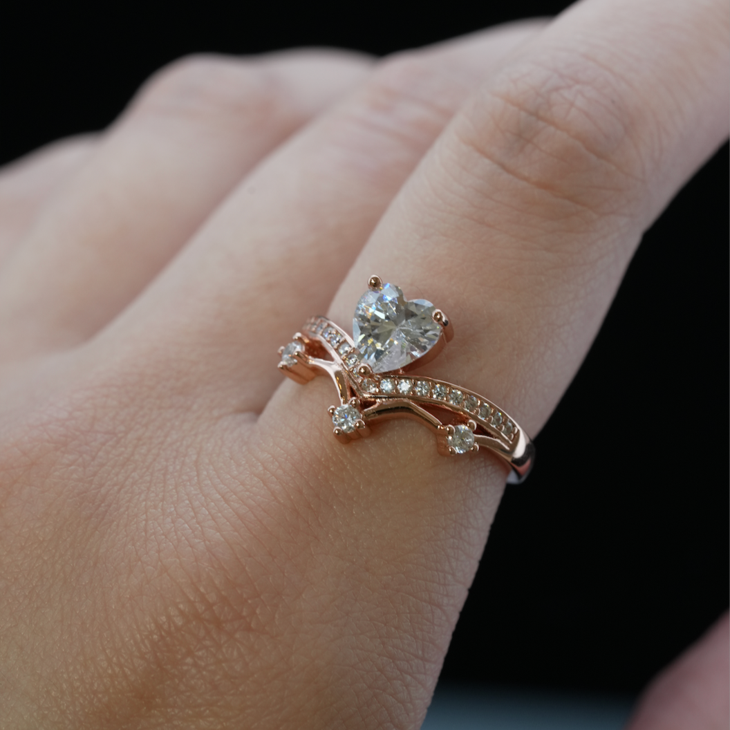 
                  
                    LVR060 FLOATING HEART RING
                  
                