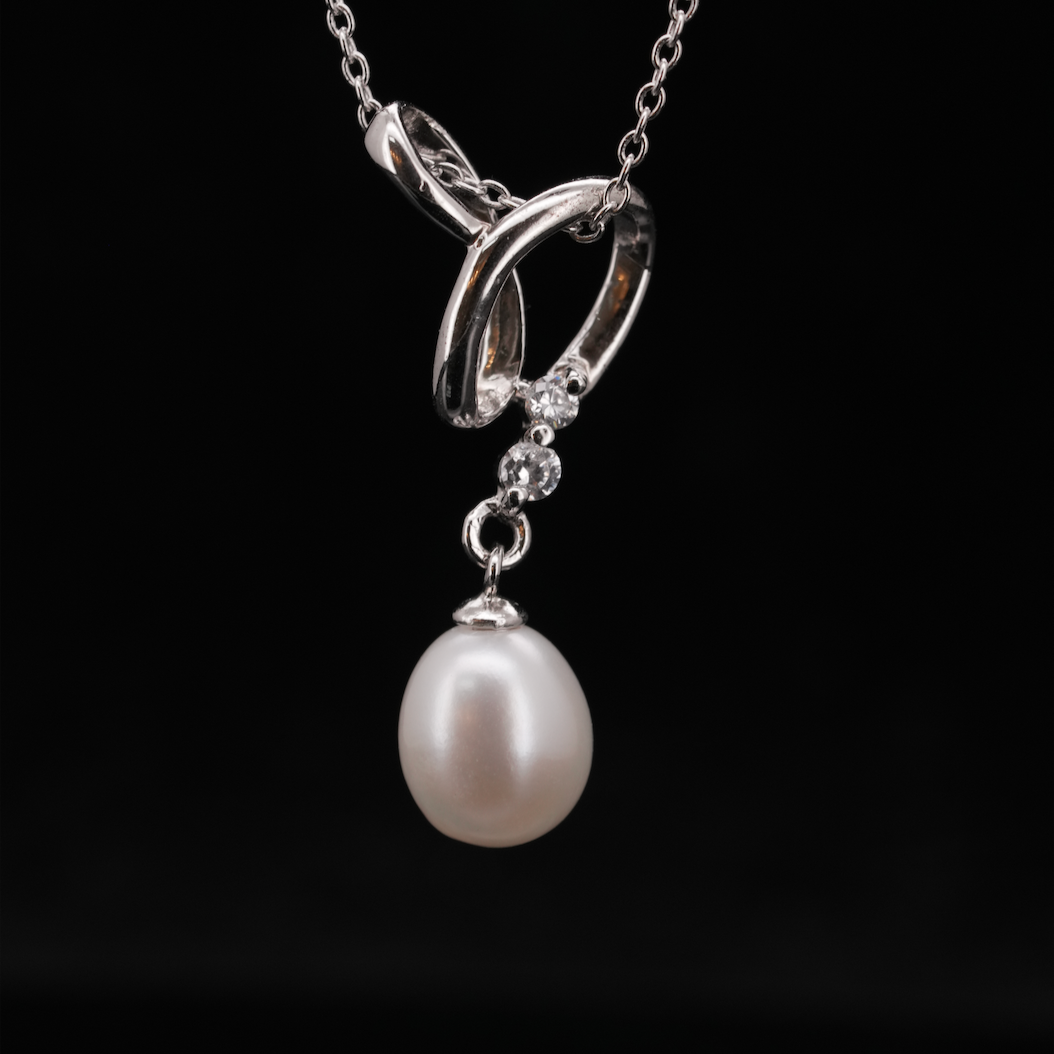 
                  
                    LVN034 CURVY PEARL PENDANT NECKLACE
                  
                