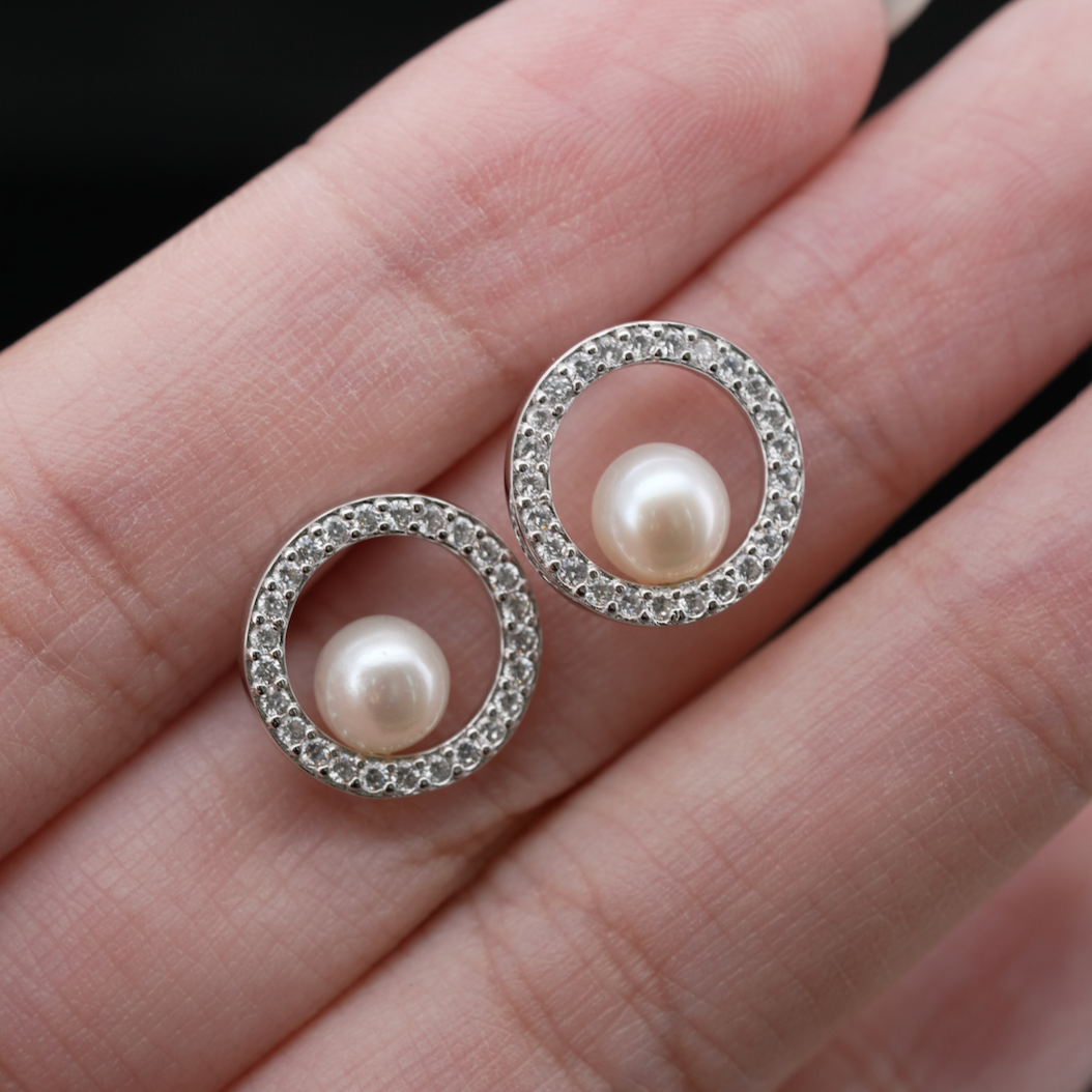 
                  
                    LVE003 HALO FRESHWATER CULTURED PEARL EARRINGS
                  
                