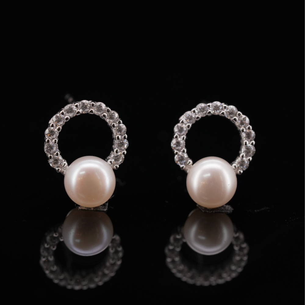 
                  
                    LVE005 ROUND HALO FRESHWATER CULTURED PEARL STUD EARRINGS
                  
                