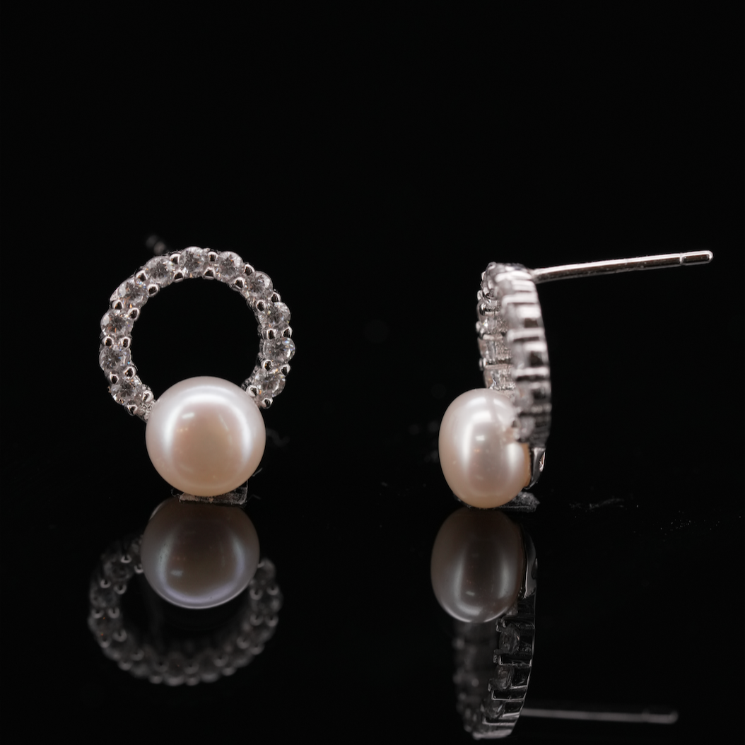 
                  
                    LVE005 ROUND HALO FRESHWATER CULTURED PEARL STUD EARRINGS
                  
                