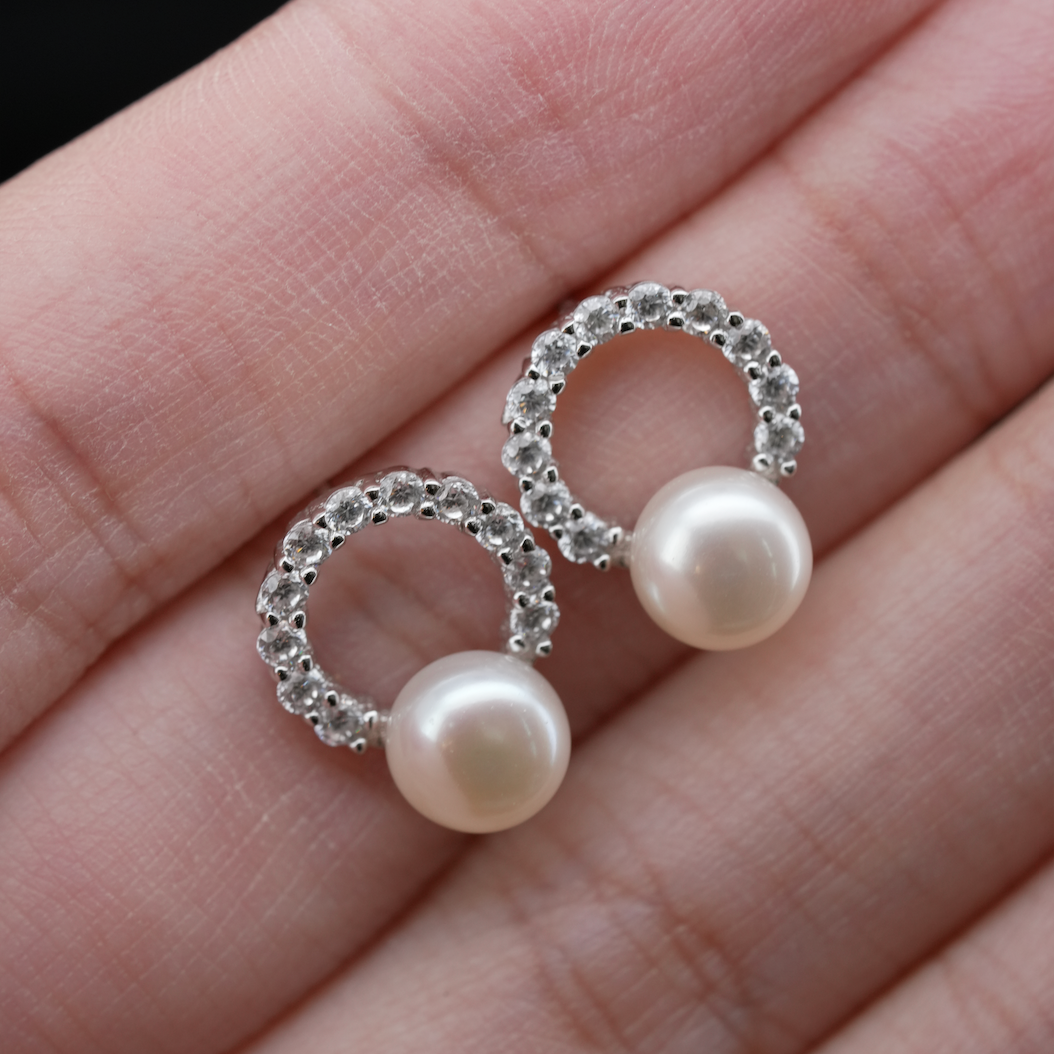 
                  
                    LVE005 ROUND HALO FRESHWATER CULTURED PEARL STUD EARRINGS
                  
                