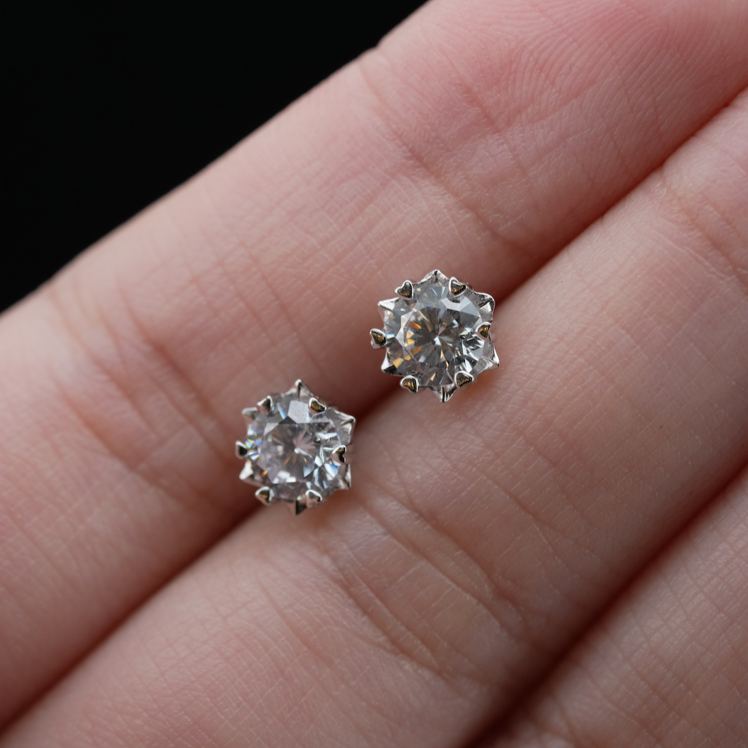 
                  
                    LVE053 SPARKLE ROUND PAVE STUD EARRINGS
                  
                