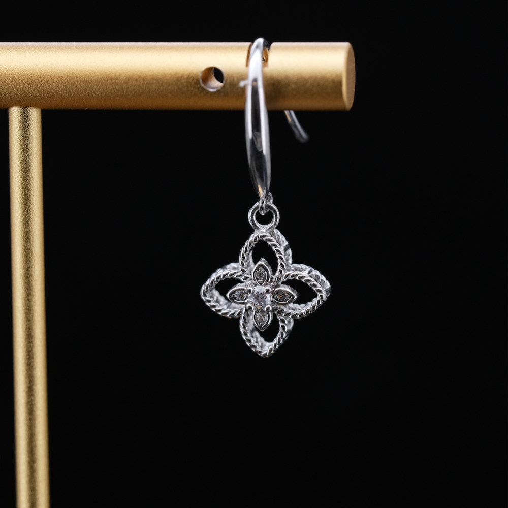 
                  
                    LVE047 SPARKLING FOUR LEAF EARRINGS
                  
                