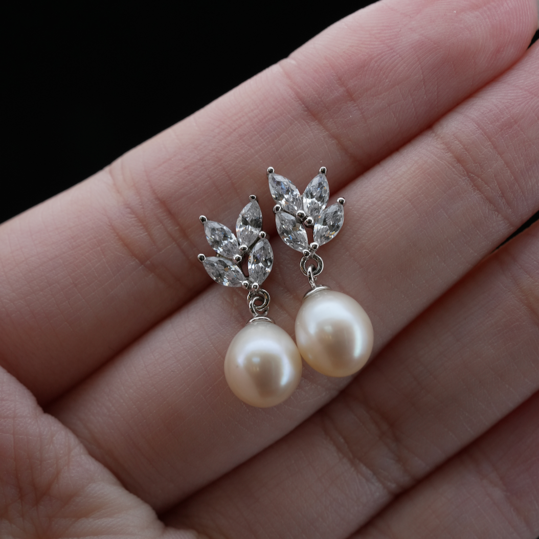 
                  
                    LVE043 SPARKLE LEAVES PEARL DROP EARRINGS
                  
                