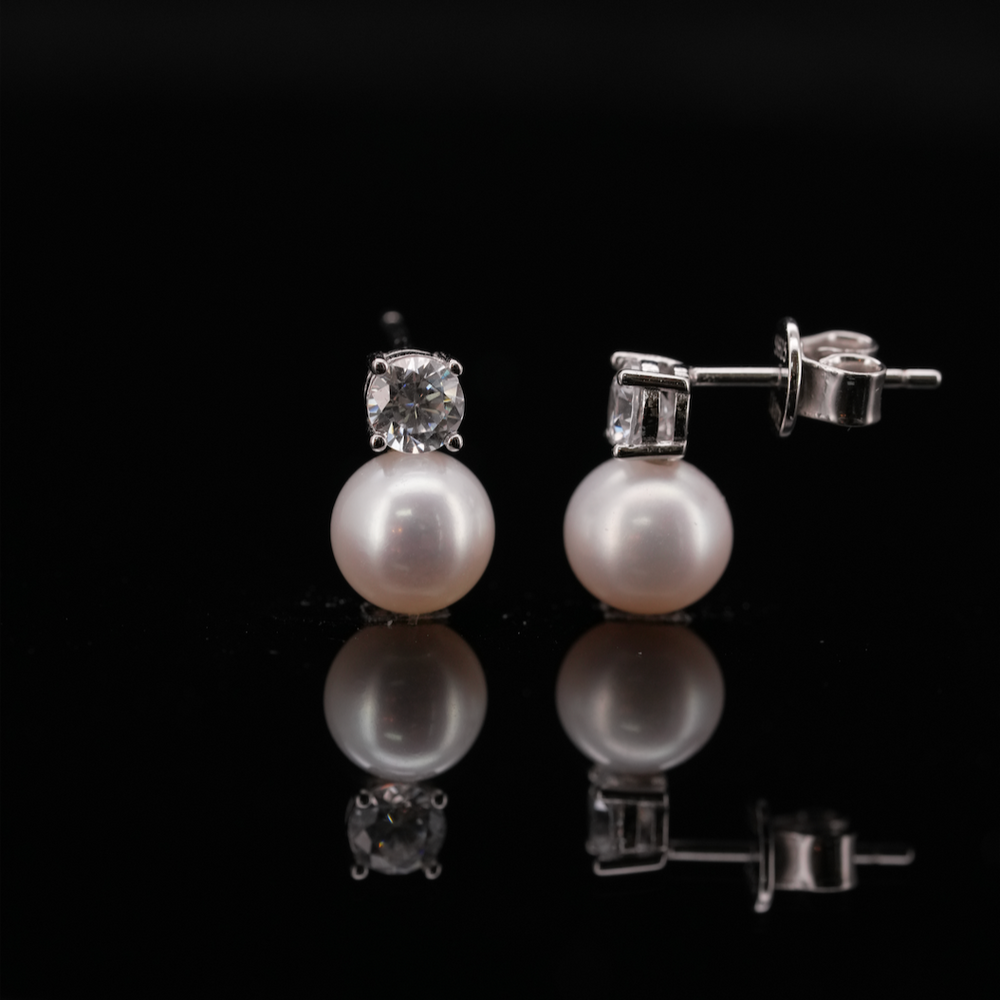 
                  
                    LVE041 MAEVE PEARL EARRINGS
                  
                