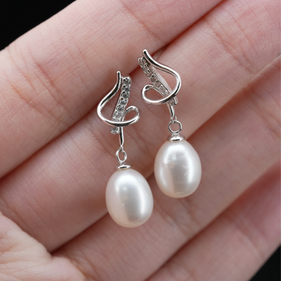 
                  
                    LVE055 CURVY PEARL DROP EARRINGS
                  
                