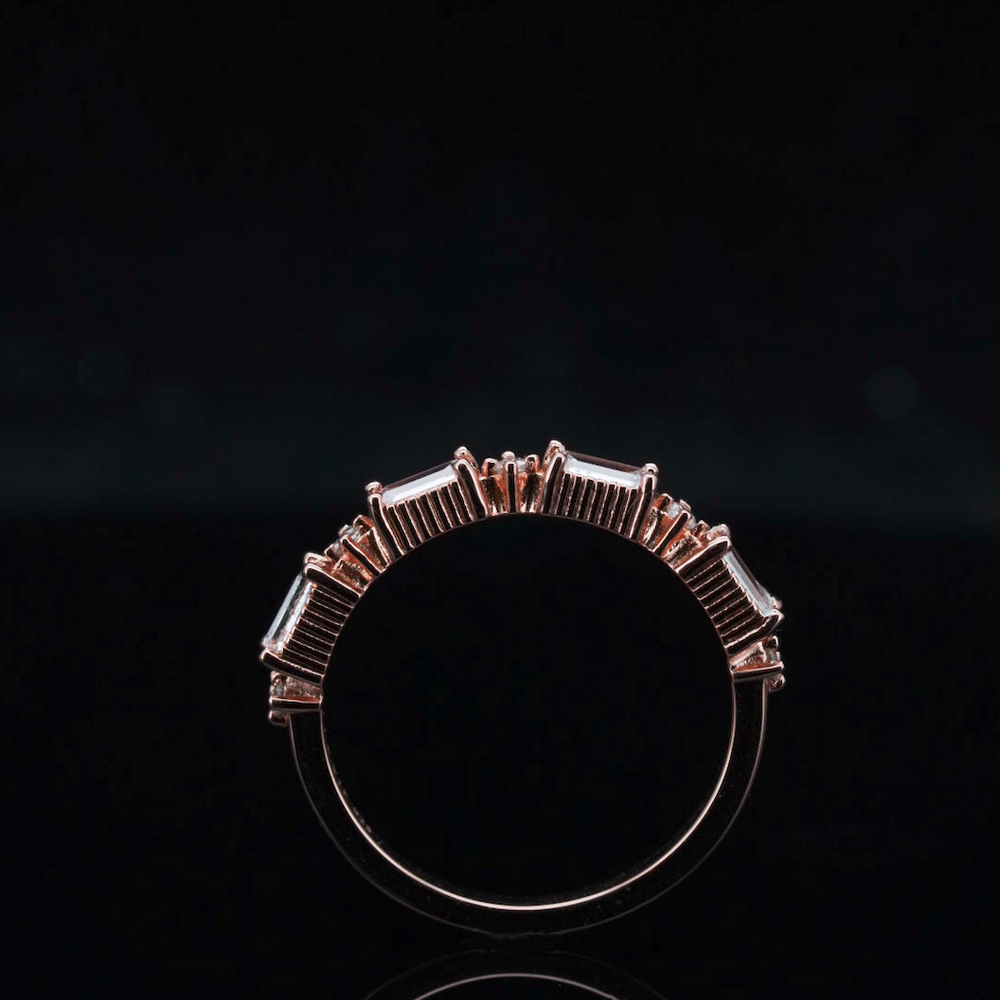 
                  
                    LVR053 BAGUE CARRÉE SCINTILLANTE
                  
                