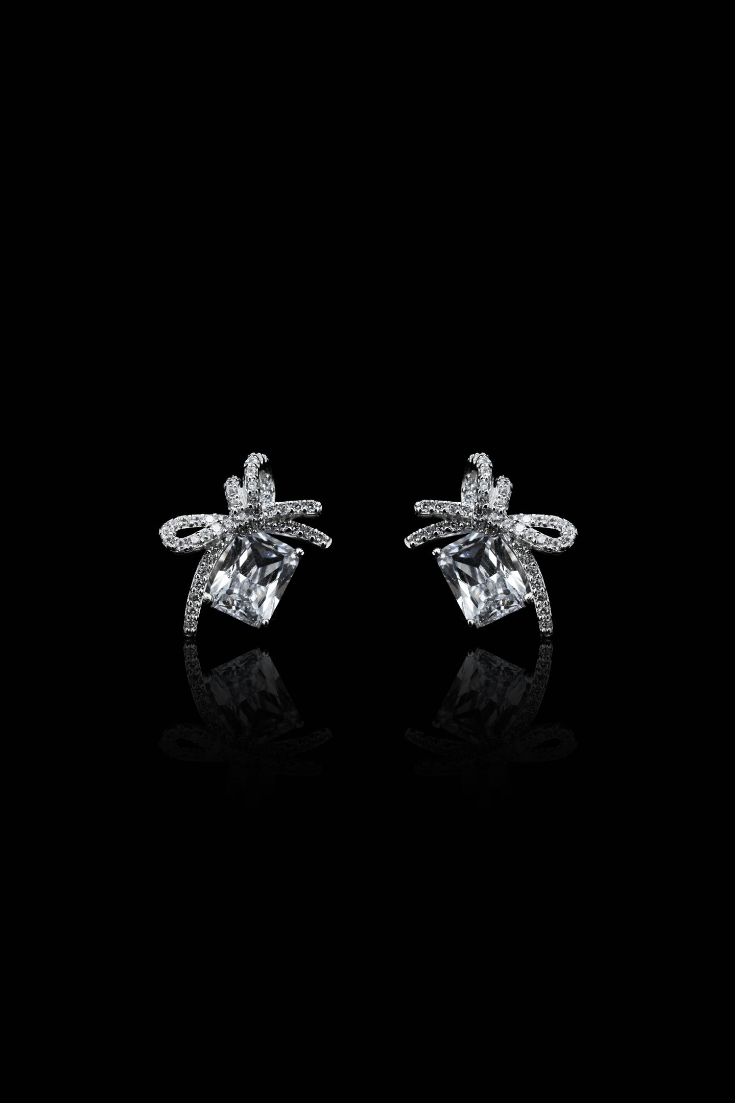 LVE071 EMERALD BOW EARRINGS