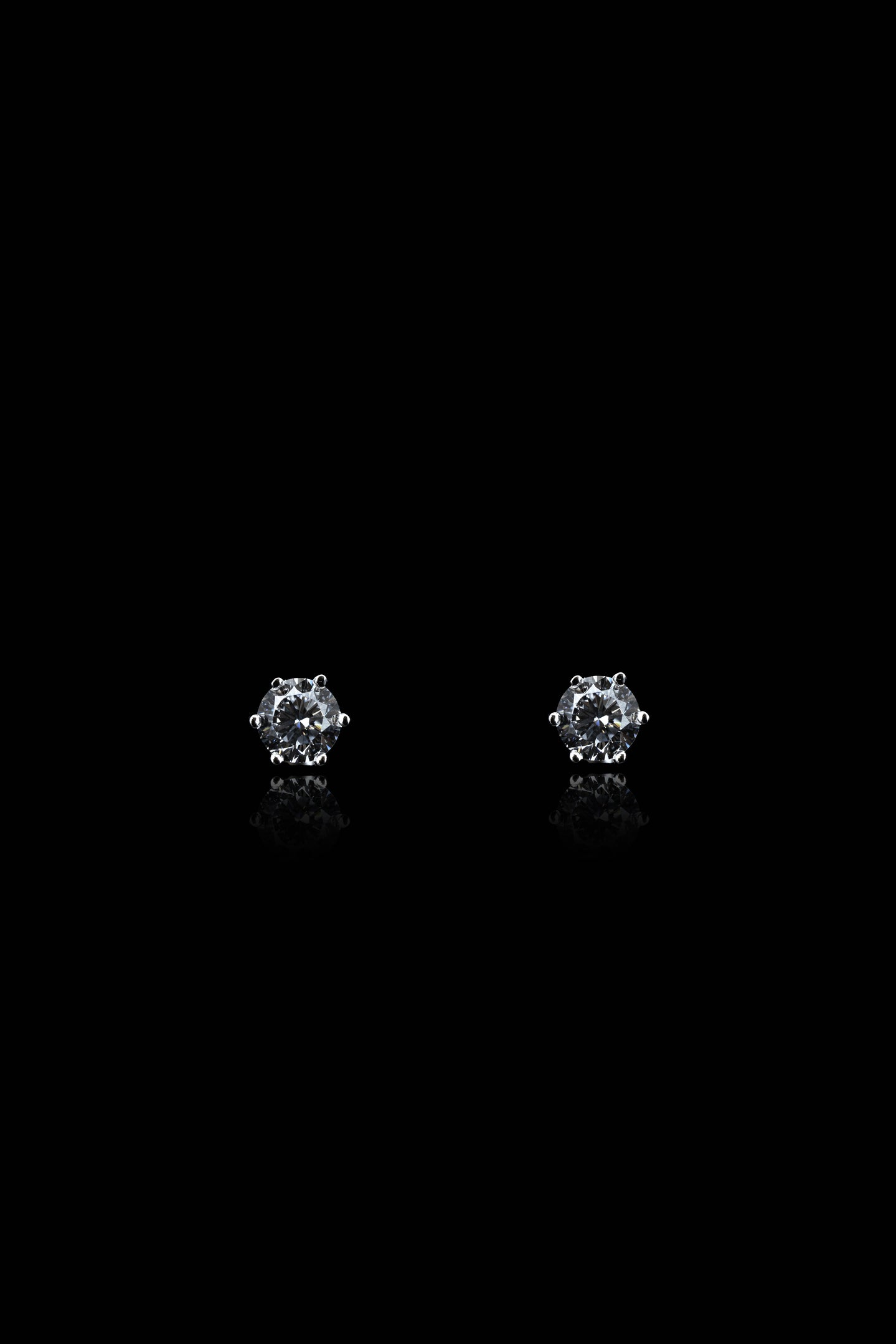 LVE046 SIX CLAWS SPARKLE STUD EARRINGS