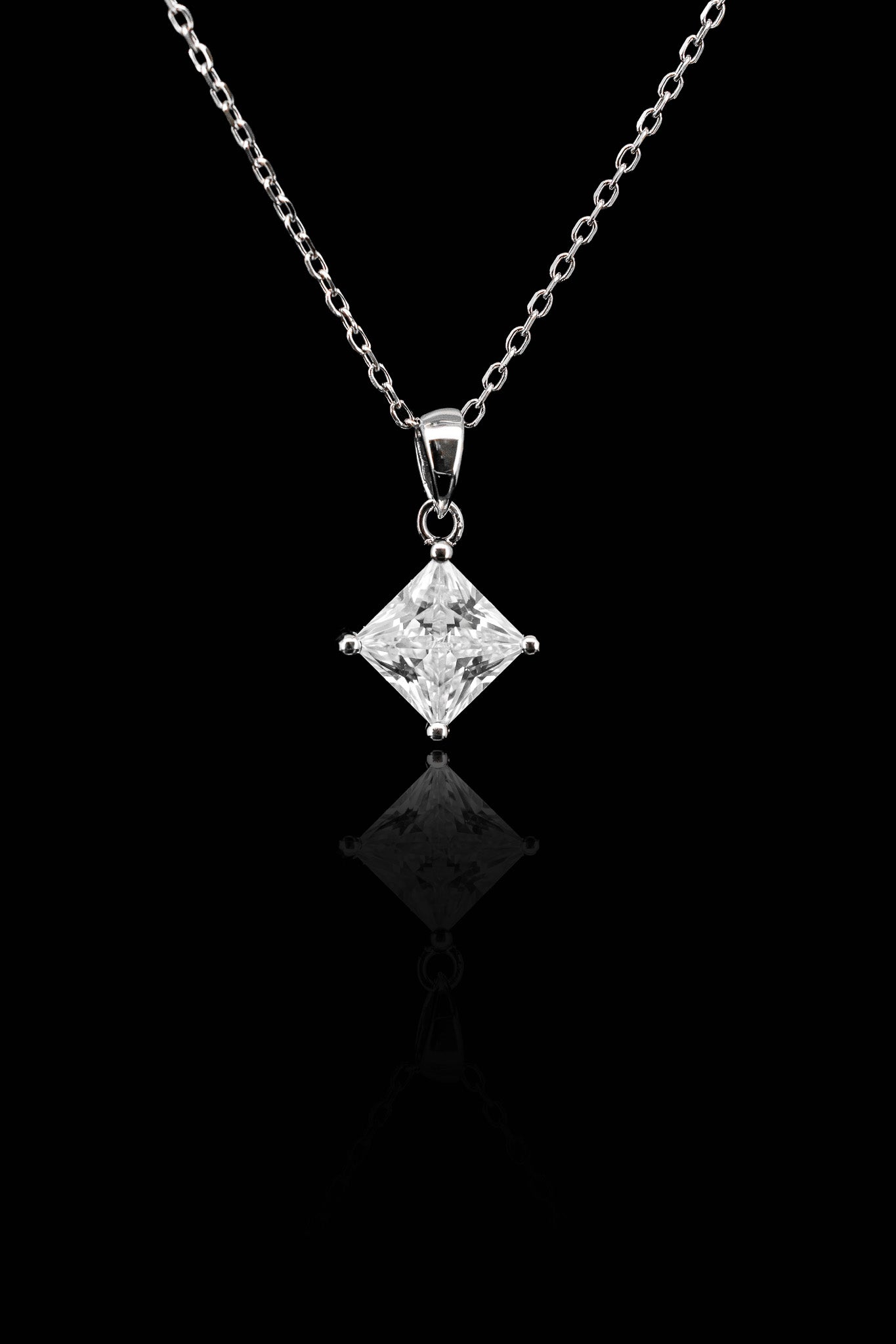 LVN064 SPARKLE SQUARE NECKLACE