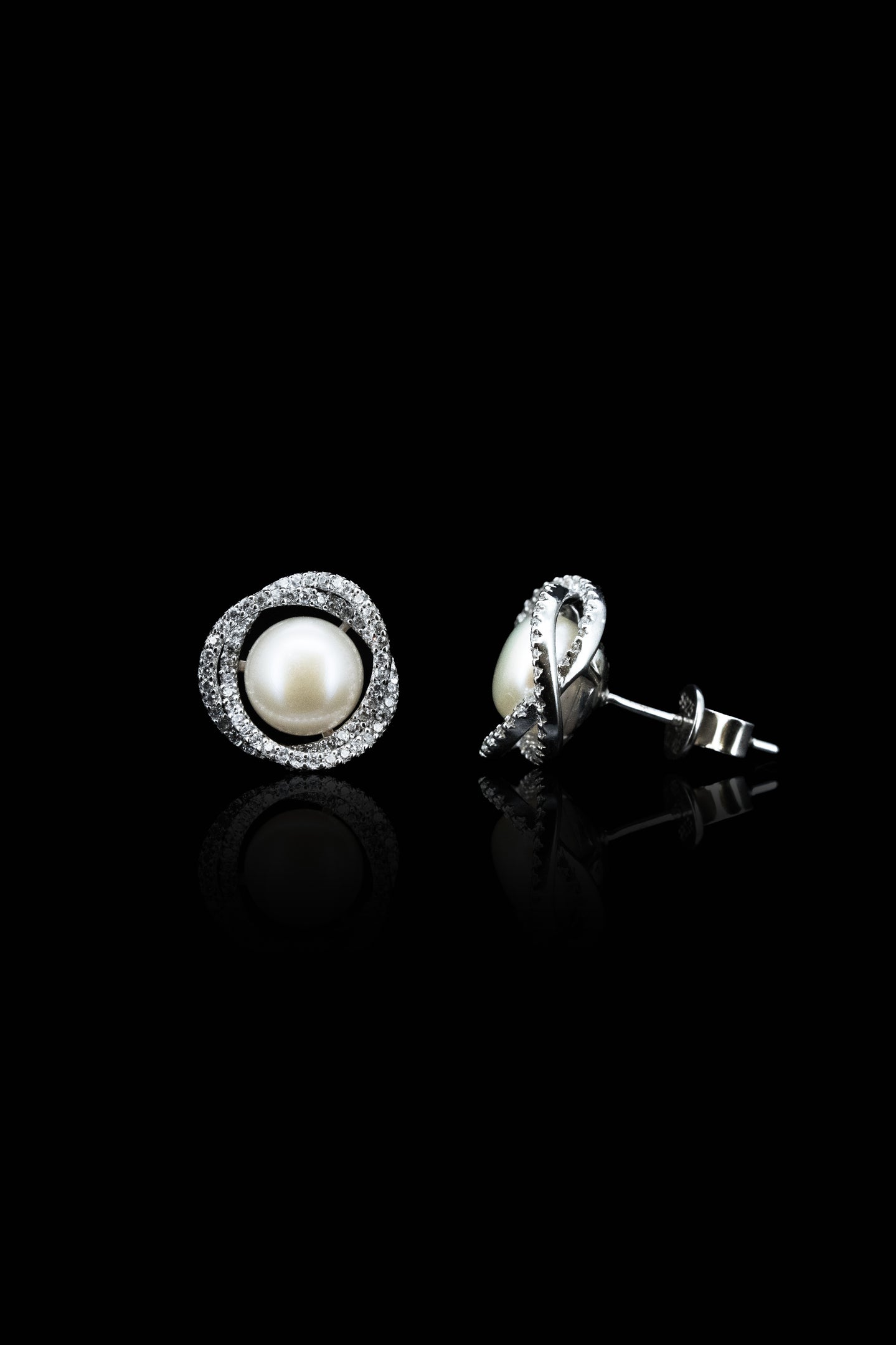 
                  
                    LVE032 TWISTED FRESHWATER CULTURED PEARL STUD EARRINGS
                  
                