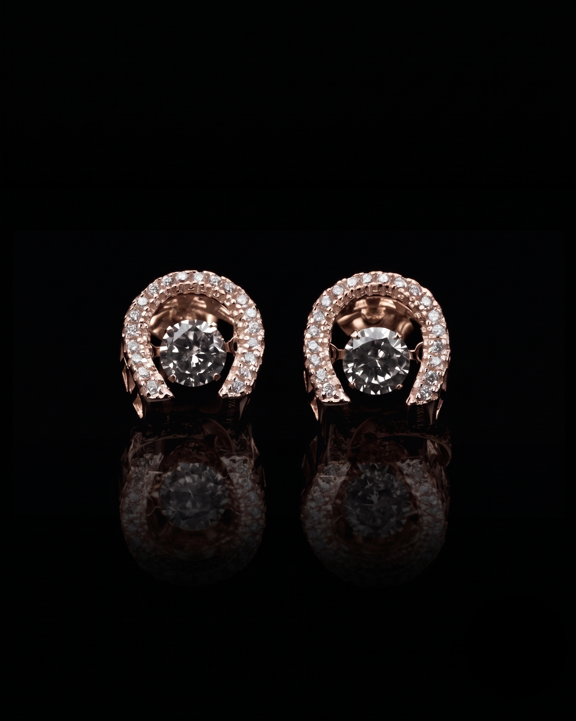 LVE082 LUCKY CHARM HORSESHOE DANCING STONE STUD EARRINGS