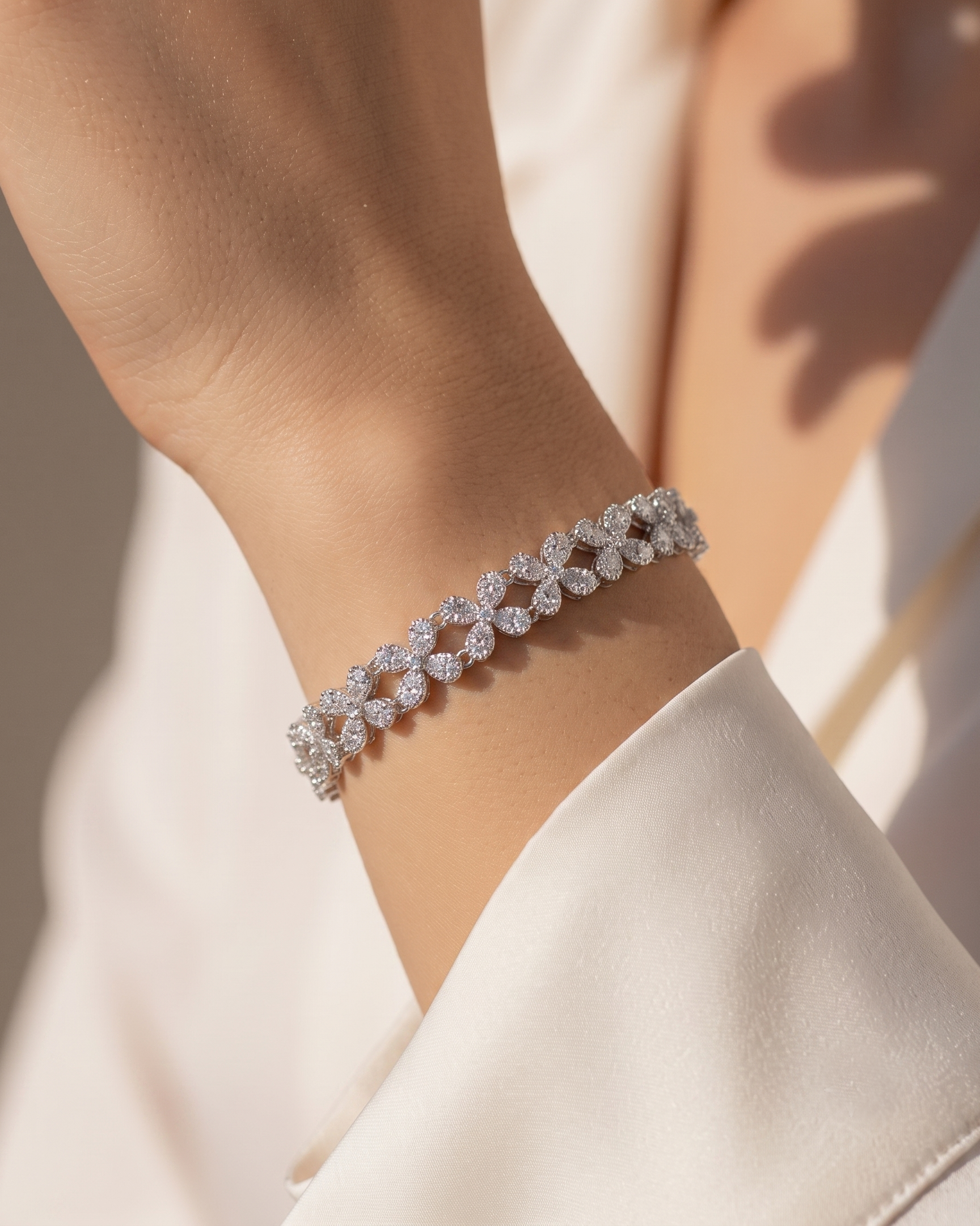 LVB029 FLORA PAVÉ GARLAND BRACELET