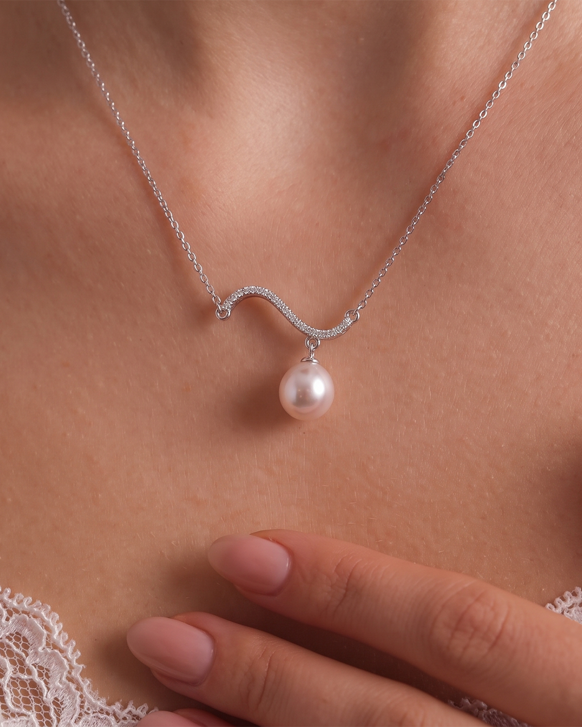 
                  
                    LVN077 SERPENTINE PEARL DROP NECKLACE
                  
                