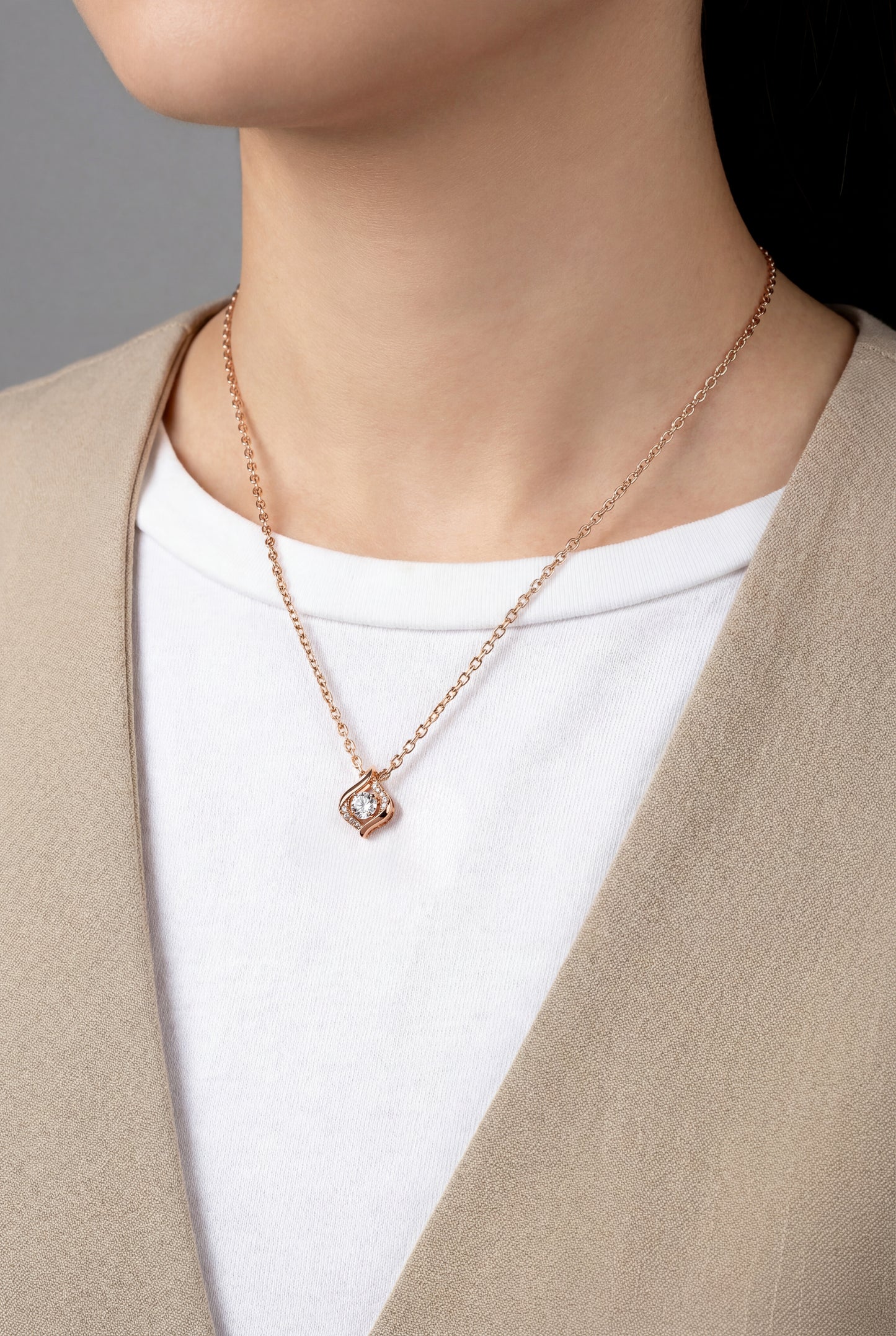 
                  
                    LVN017 COLLIER EN PIERRE DANSANTE EN FORME DE GRAINE
                  
                