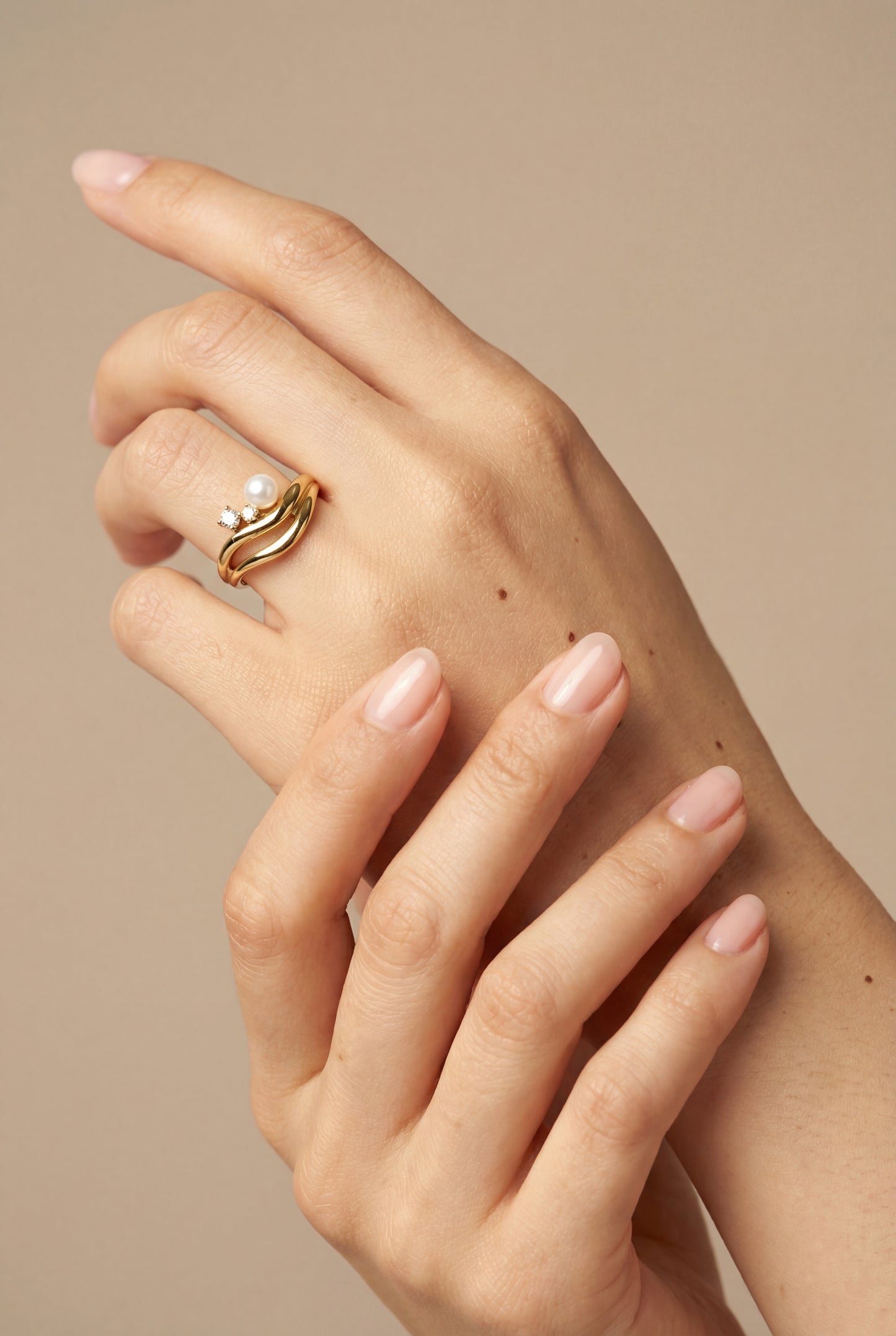 
                  
                    LVR043 BAGUE COCKTAIL PERLE SOURIRE
                  
                