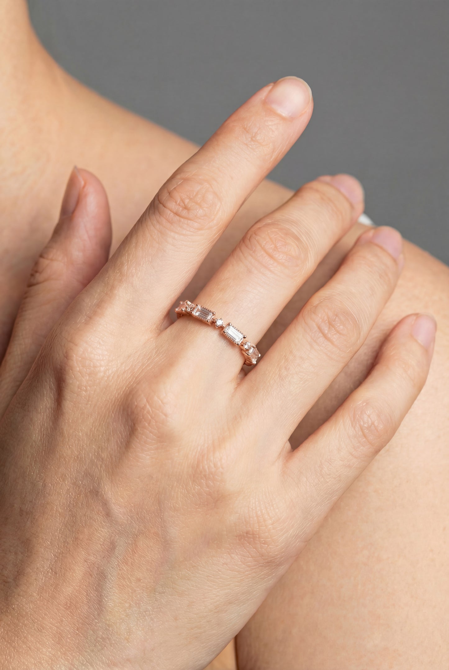 
                  
                    LVR053 方形閃光戒指
                  
                