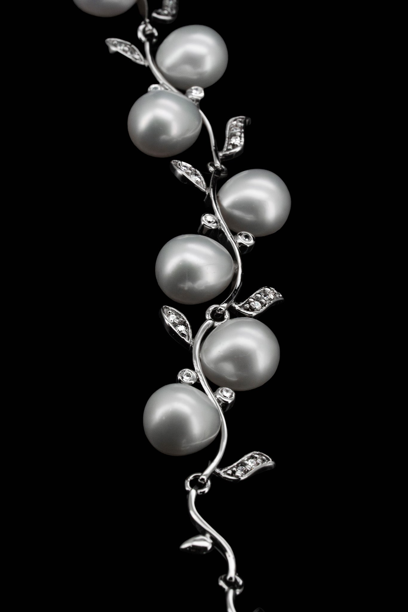 
                  
                    LVB013 FLOWER VINE PEARL BRACELET
                  
                