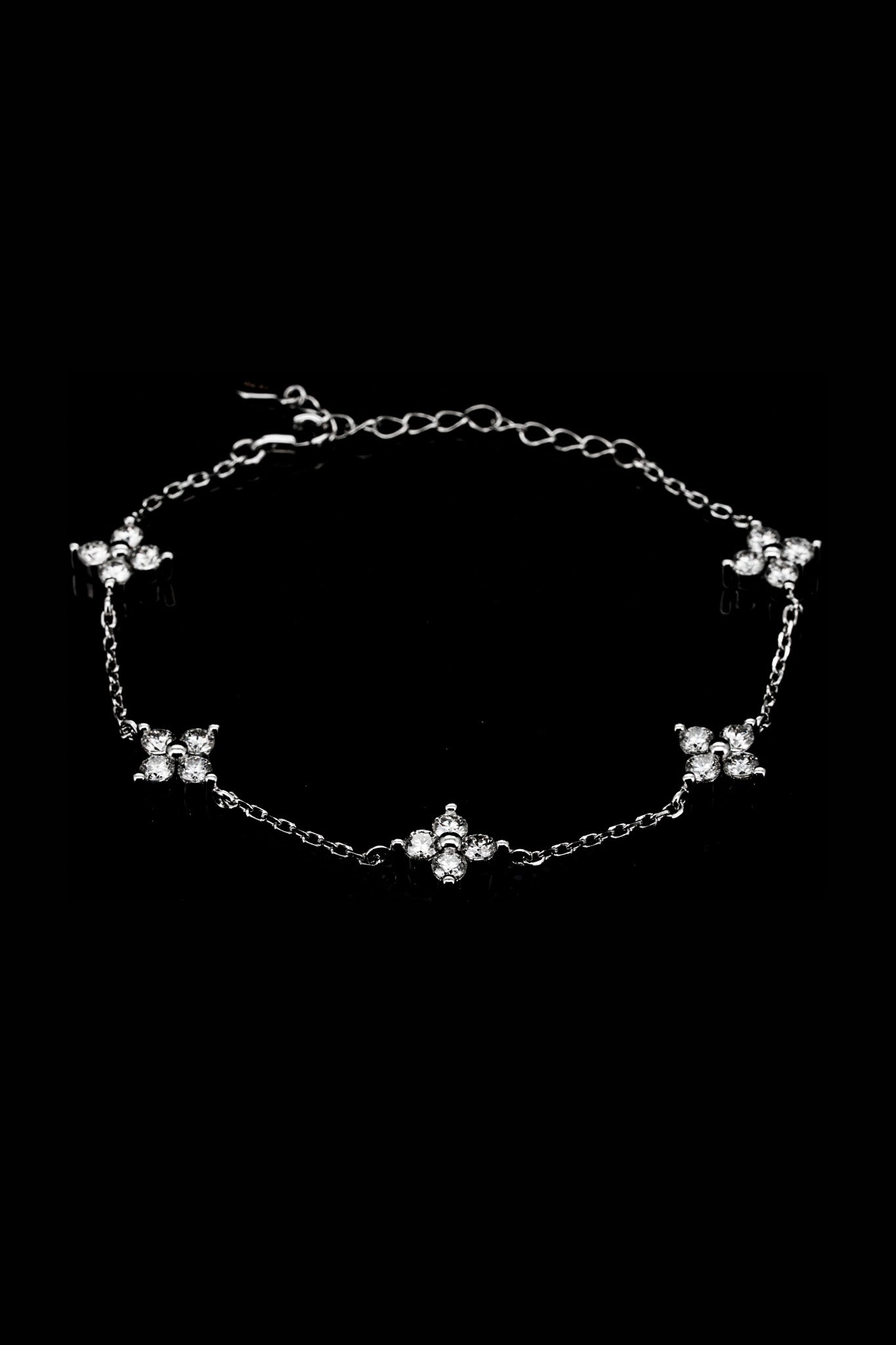 
                  
                    LVB026 LUCKY CLOVER BRACELET
                  
                