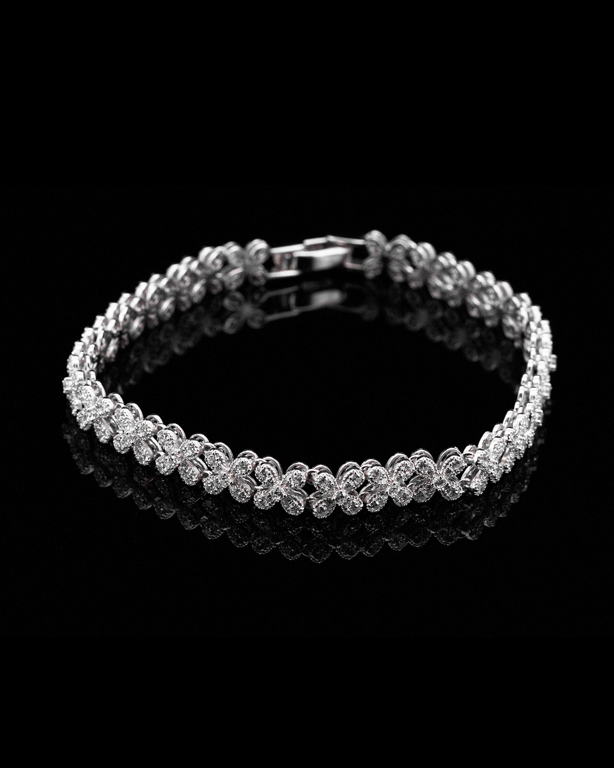 
                  
                    LVB029 FLORA PAVÉ GARLAND BRACELET
                  
                