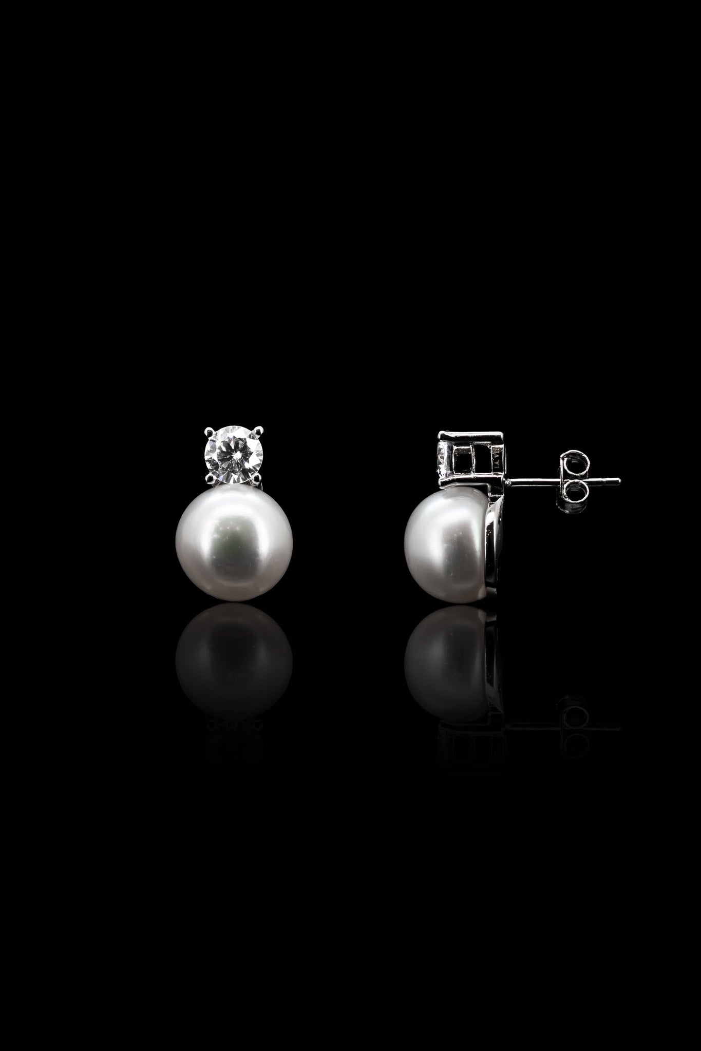 
                  
                    LVE041 MAEVE PEARL EARRINGS
                  
                