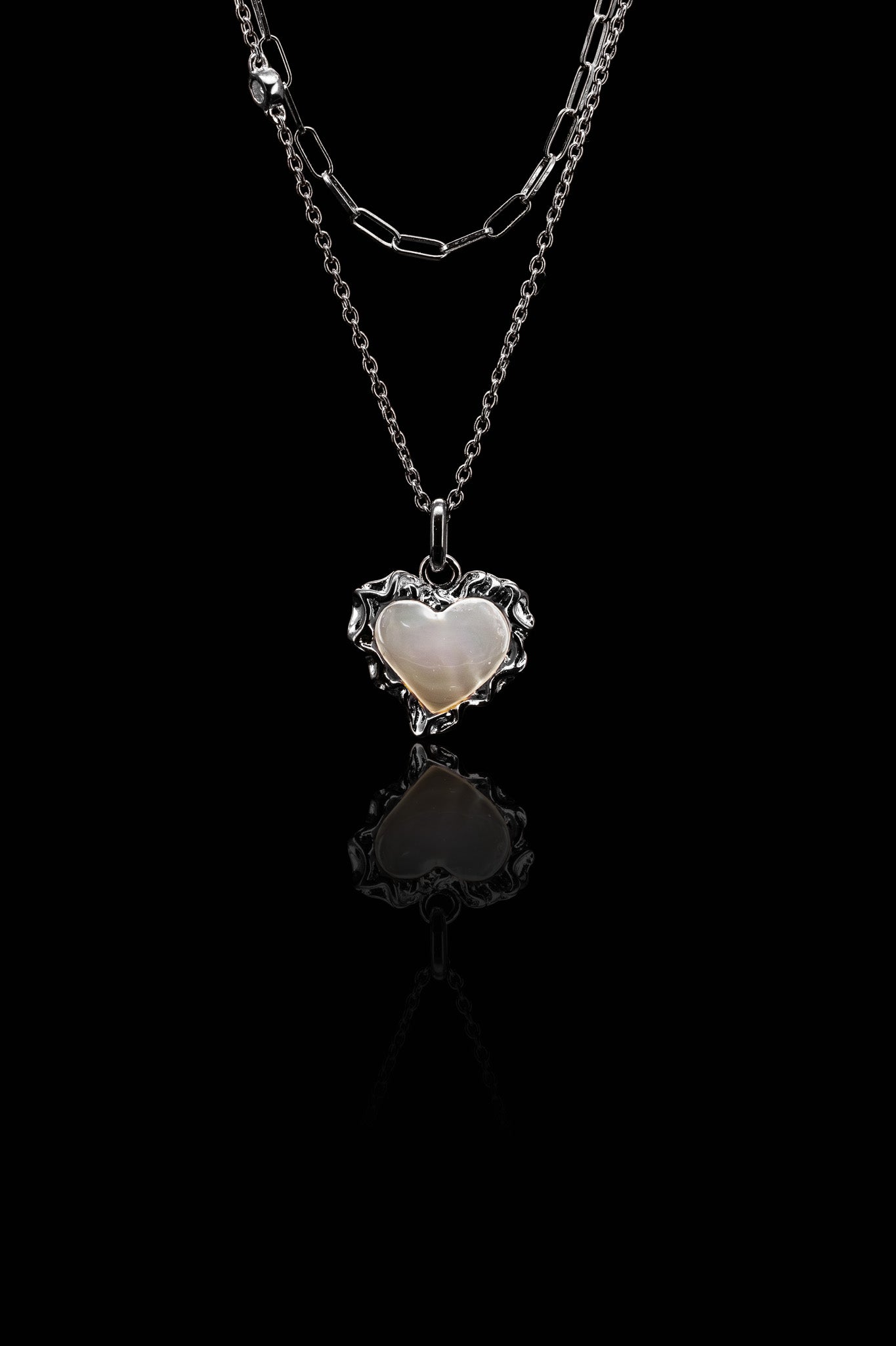 
                  
                    LVN053 WHITE NARCE HEART NECKLACE
                  
                