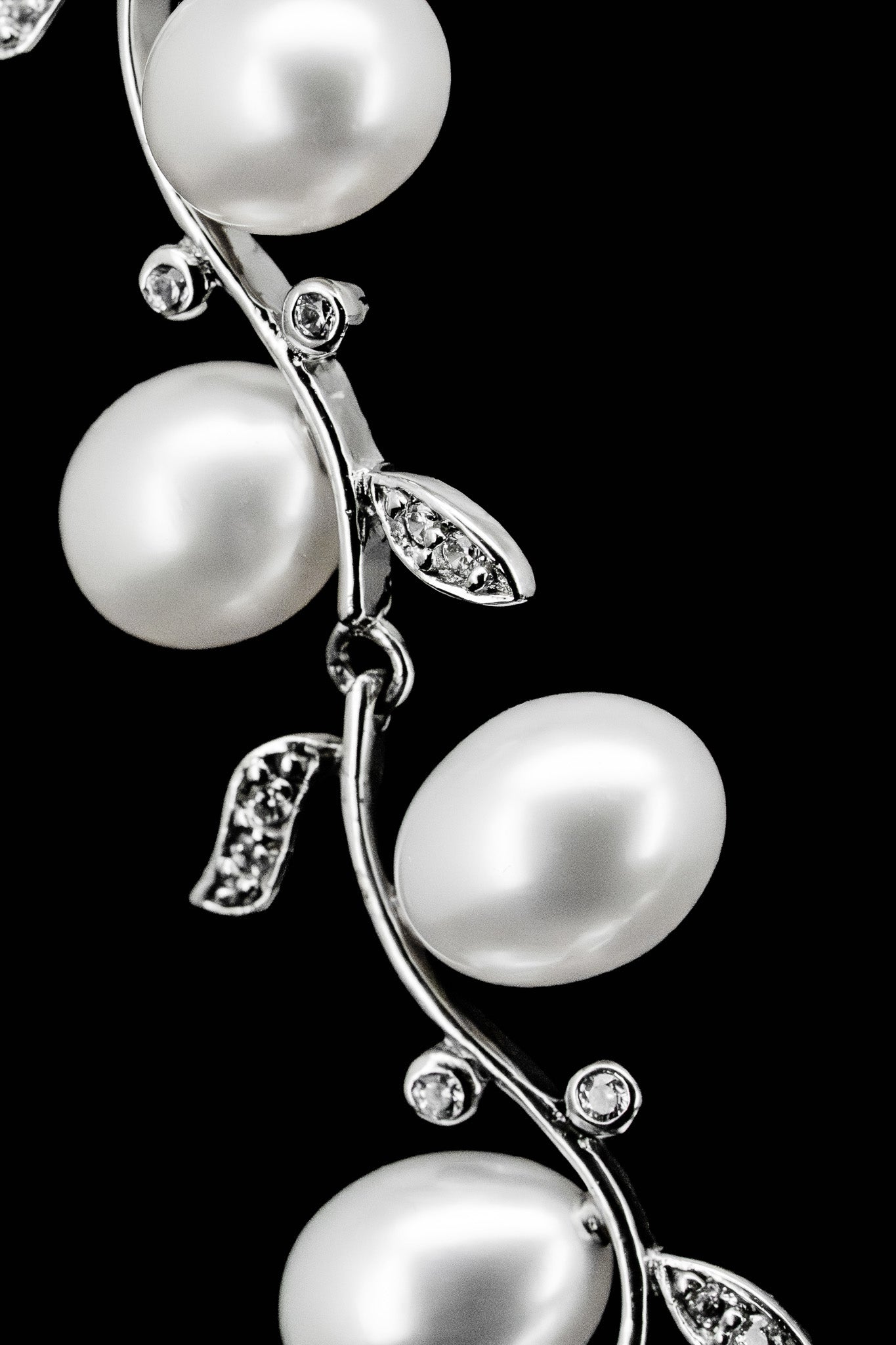 
                  
                    LVN065 VINE LUMIÈRE PEARL NECKLACE
                  
                