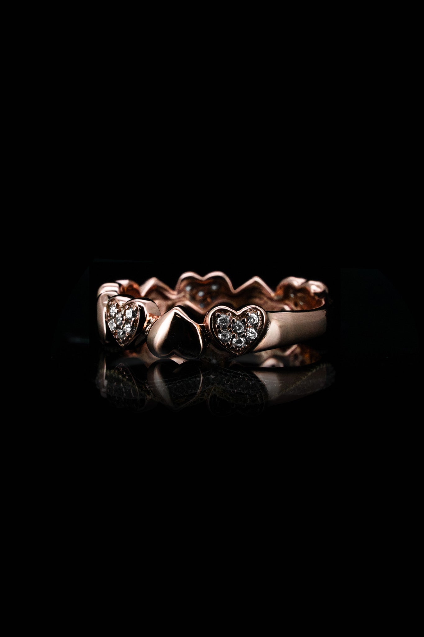 LVR009 BAND OF HEARTS RING