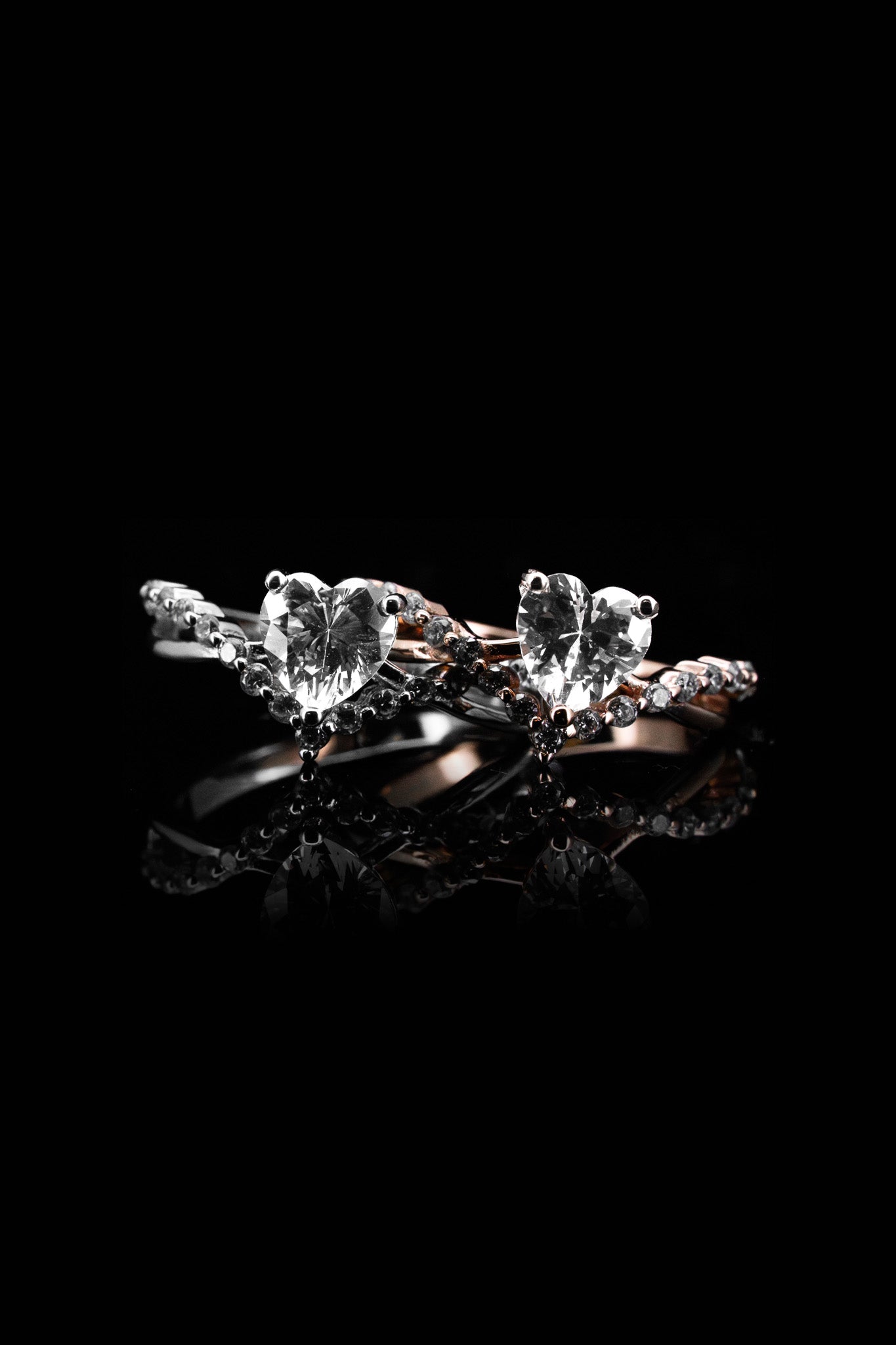 
                  
                    LVR021 THE FLOATING HEART RING
                  
                