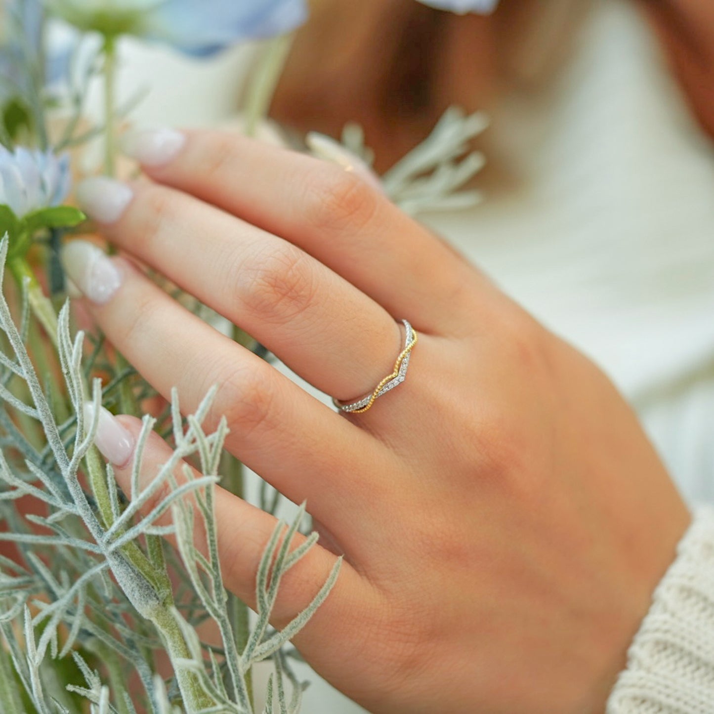 
                  
                    BAGUE COURONNE EN FORME DE V LVR030
                  
                