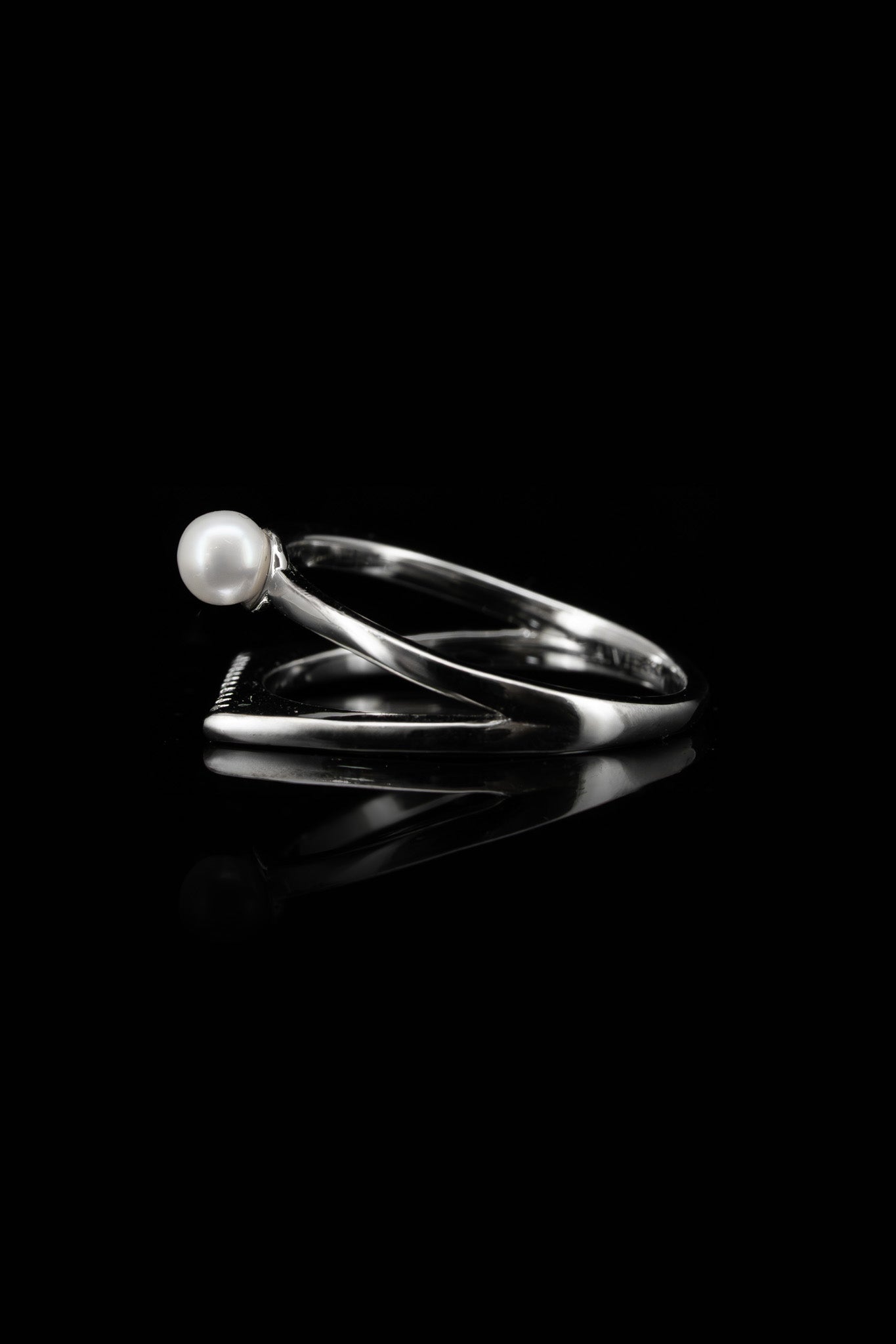
                  
                    LVR037 TWO IN ONE PEARL RING
                  
                